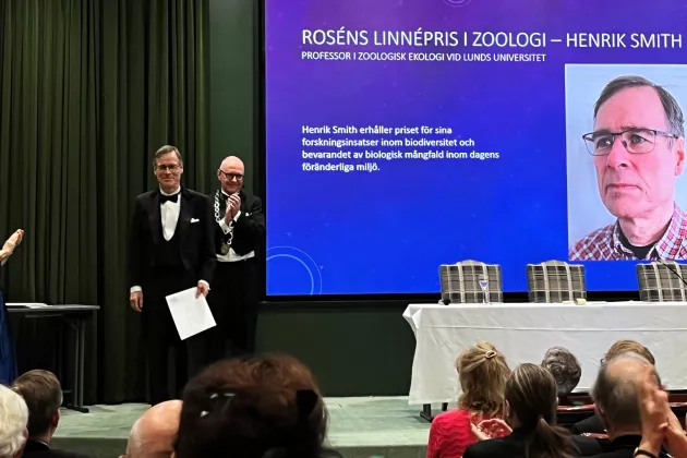 Professor Henrik Smith receives the Rosén Linnaeus Prize in Zoology