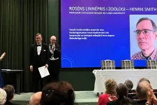 Professor Henrik Smith receives the Rosén Linnaeus Prize in Zoology